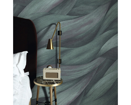 Dormitor cu tapet cu model, noptieră și lampă