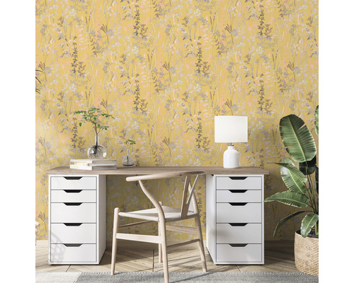 Scenă cu un blat de lucru și un tapet floral galben