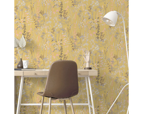 Scenă cu birou, scaun și tapet floral în birou