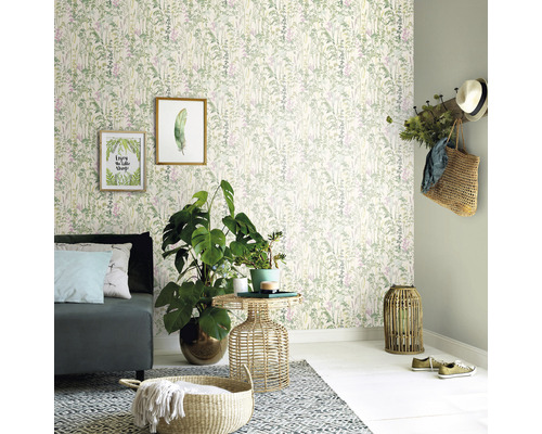 Cameră de zi cu canapea, măsuță laterală, plante de interior, decorațiuni și tapet cu model de plante.