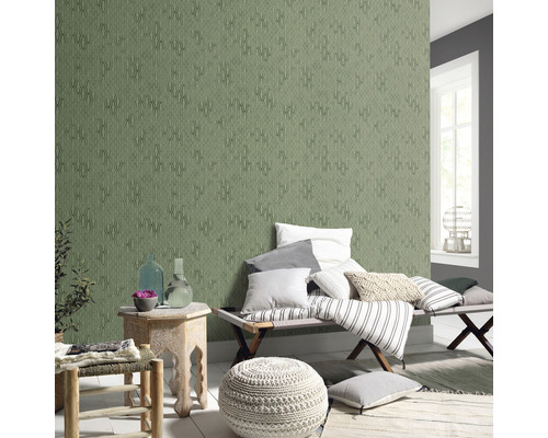 Living cu tapet verde cu model, bancă și elemente decorative pentru o ambianță primitoare