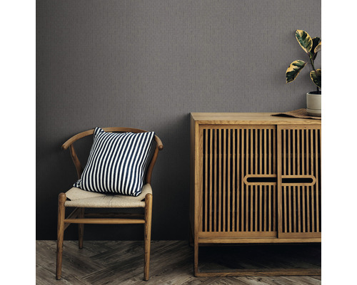 Exemplu de amenajare interioară cu un tapet structurat gri, un dulap din lemn și un scaun cu o pernă cu dungi.