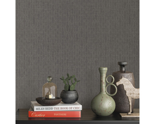 Tapet gri cu model cu obiecte decorative pe un raft