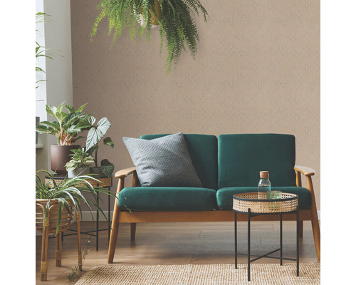 Living cu canapea verde, plante și decorațiuni