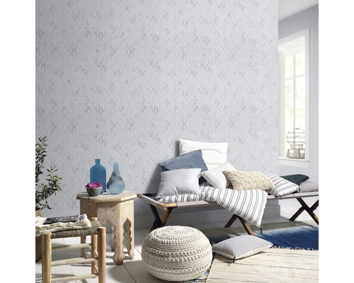 Cameră luminoasă cu tapet cu model, scaune și elemente decorative