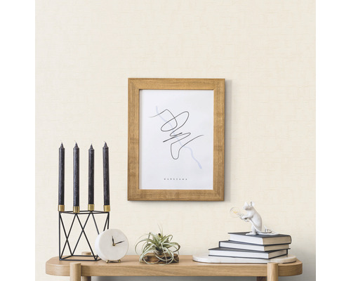 Decoratiuni cu lumânări, imagine, ceas, plantă și cărți pe o masă