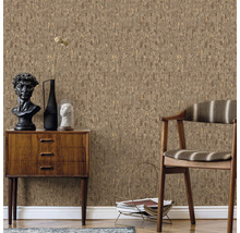 Imagine cu o cameră cu tapet cu model maro, comodă și scaun din lemn