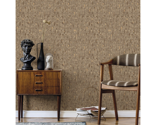 Imagine cu o cameră cu tapet cu model maro, comodă și scaun din lemn