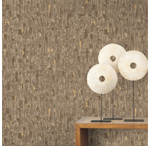 Prim-plan al unui perete cu tapet maro cu model și obiecte decorative pe o masă de lemn