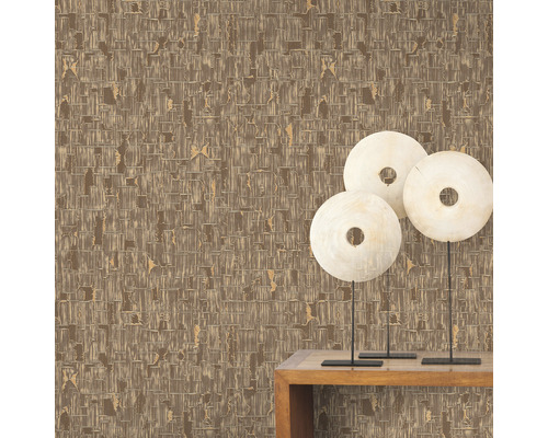 Prim-plan al unui perete cu tapet maro cu model și obiecte decorative pe o masă de lemn