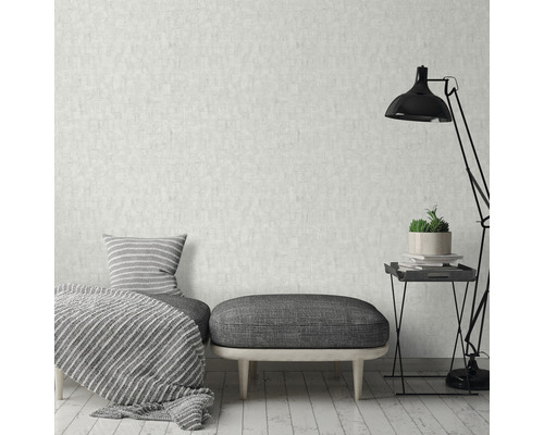 Cameră de zi cu tapet cu model, scaun, pernă, pătură și lampă de podea