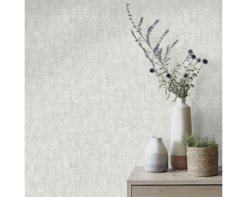 Tapetă de perete deschisă la culoare, cu textură abstractă și vaze pe o masă