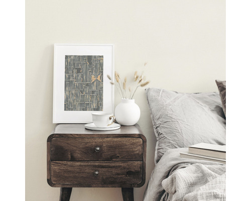 Ambianță decorativă de dormitor cu noptieră, tablou înrămat, vază și pat