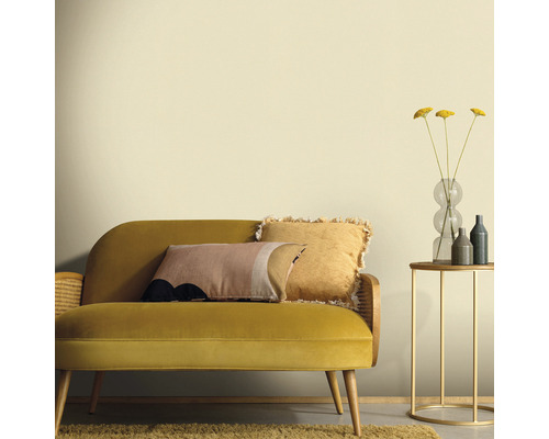 Living cu canapea galbenă, perne, măsuță laterală și vază