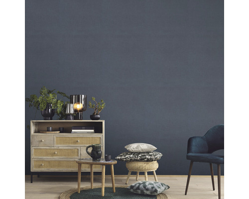 Living cu comodă, masă, scaun și decorațiuni