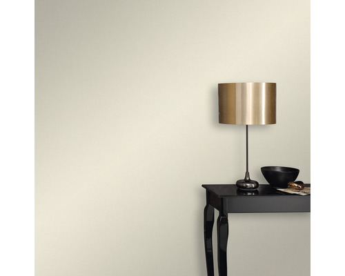 Design de perete cu masă și lampă.