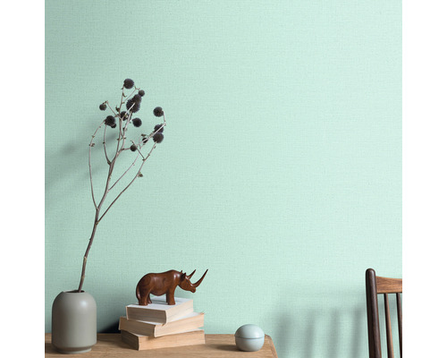 Decor decorativ de perete cu vază, decorațiuni și cărți pe o masă în fața unui perete