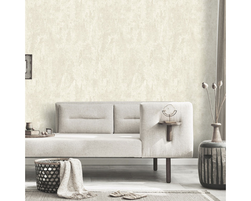 Living cu tapet cu model, canapea și elemente decorative pentru o ambianță primitoare.