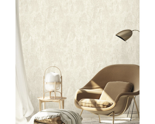 Living luminos cu fotoliu, lampadar și tapet cu model