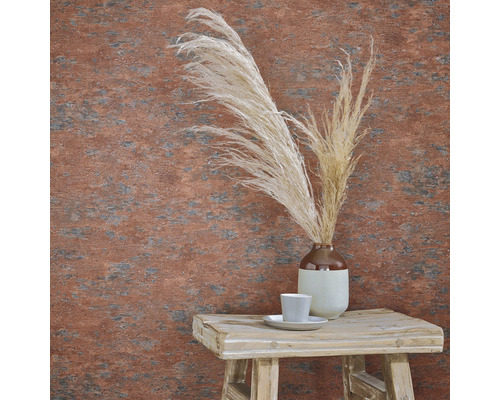 Design rustic de perete cu tapet, vază și decorațiuni pe scaun din lemn