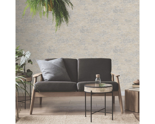 Living cu canapea și tapet de perete cu design de piatră