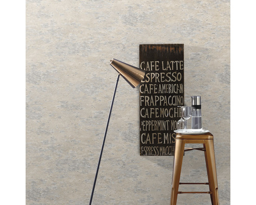 Cameră de zi cu tapet cu model, lampă de podea și decorațiuni