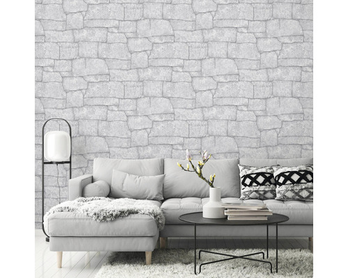 Living cu tapet gri cu aspect de piatră și mobilier modern