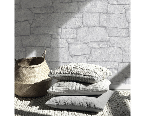 Design decorativ de perete cu tapet cu model de piatră, perne și coș