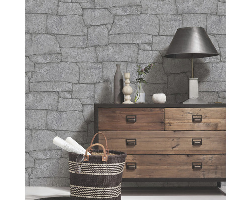 Living cu tapetă din piatră și comodă din lemn