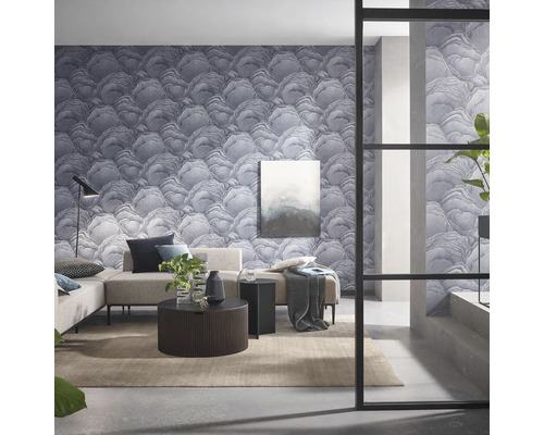 Cameră de zi cu tapet cu model, canapea, masă și decorațiuni pentru un interior modern.