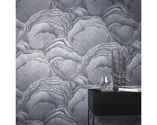 Prim-plan cu tapet cu formațiuni stâncoase și o noptieră