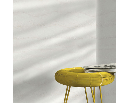 Măsuță laterală galbenă cu ziar în fața unui perete