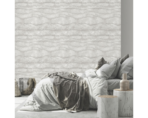 Dormitor cu pat în fața unui tapet deschis la culoare cu model de valuri