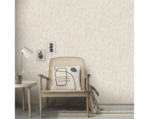 Tapetă texturată bej într-un living cu scaun și masă