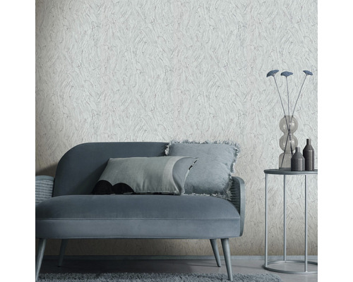 Cameră de zi decorativă cu canapea, masă și tapet cu model