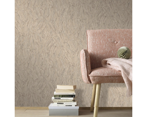 Scenă de locuit cu tapet cu model, fotoliu și stivă de cărți pentru o atmosferă confortabilă