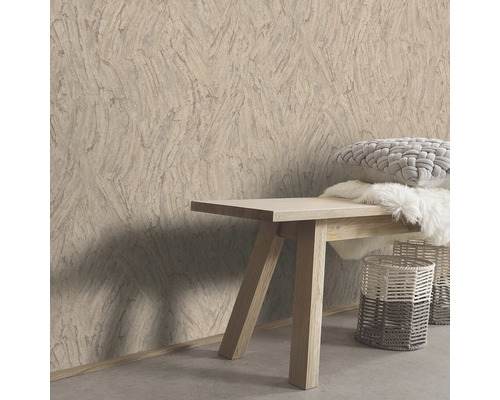 Scenă cu tapet cu model, bancă, pernă și coșuri