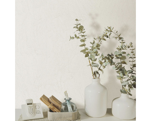 Prim-plan cu tapet alb texturat cu telefon și vaze decorative