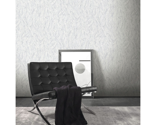 Scenă de locuit cu tapet cu model, fotoliu și tablou