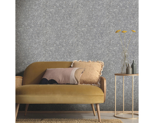 Scenă cu tapet cu model, canapea și măsuță laterală pentru design interior