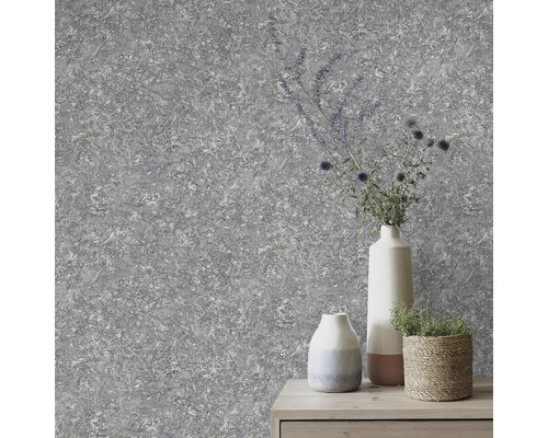 Tapetă vlies gri cu structură abstractă și plante în vaze pe comodă