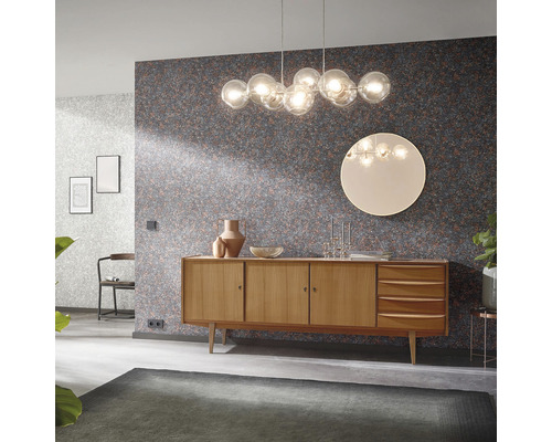 Cameră de zi cu comodă, lampă și tapet cu model