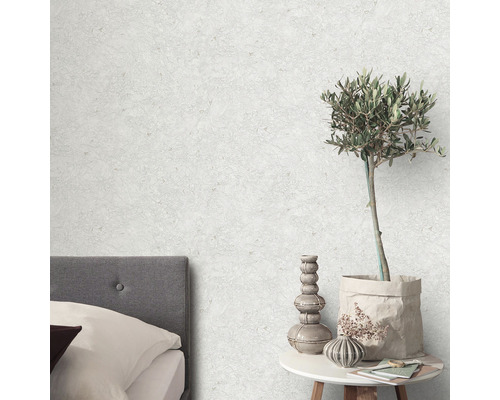 Scenă cu pat, măsuță laterală, plantă de interior și tapet cu model