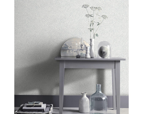 Tapet cu model estompat în spațiul de locuit cu masă și decorațiuni