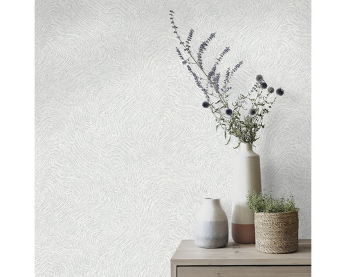 Tapet decorativ cu model ondulat și vaze cu aranjament floral pe o masă