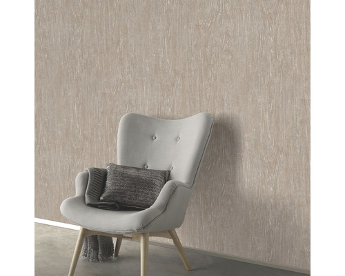 Scenă cu tapet cu structură de lemn și fotoliu