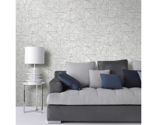 Living cu tapet gri, canapea și lampă