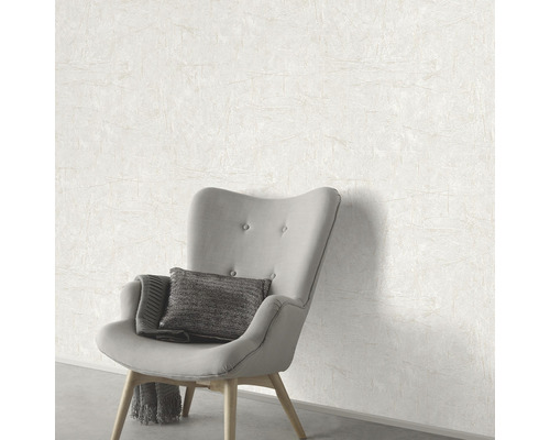 Vedere a camerei cu tapet texturat și fotoliu