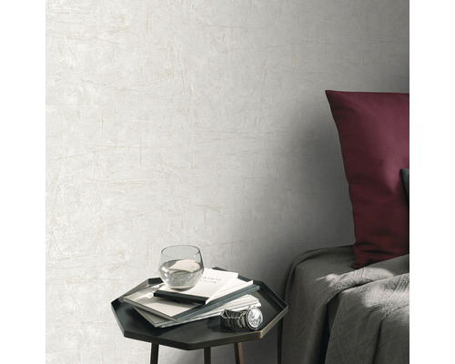 Cameră luminoasă cu tapet cu model, noptieră și pat