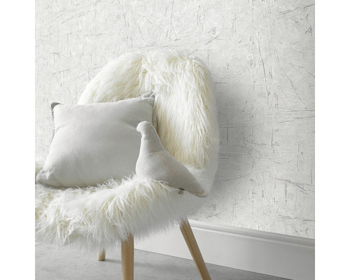 Tapetă cu model cu fotoliu, pernă și figurină decorativă